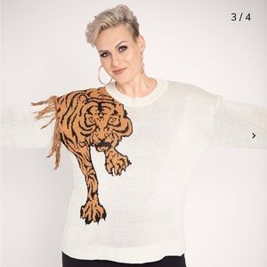 Beige sweater with tiger detail and fringe